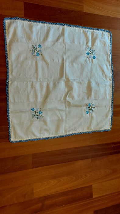 Pano bordado para usos vários