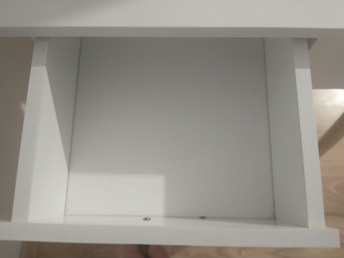 Toaletka koloru białego z okrągłym lustrem