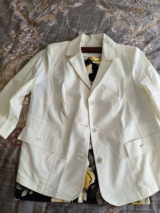 Жіночий піджак та спідниця