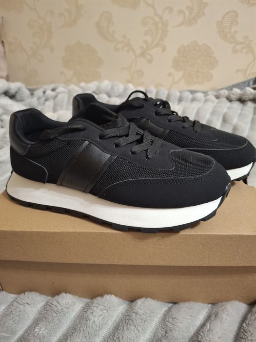 Продам Кросівки жіночі