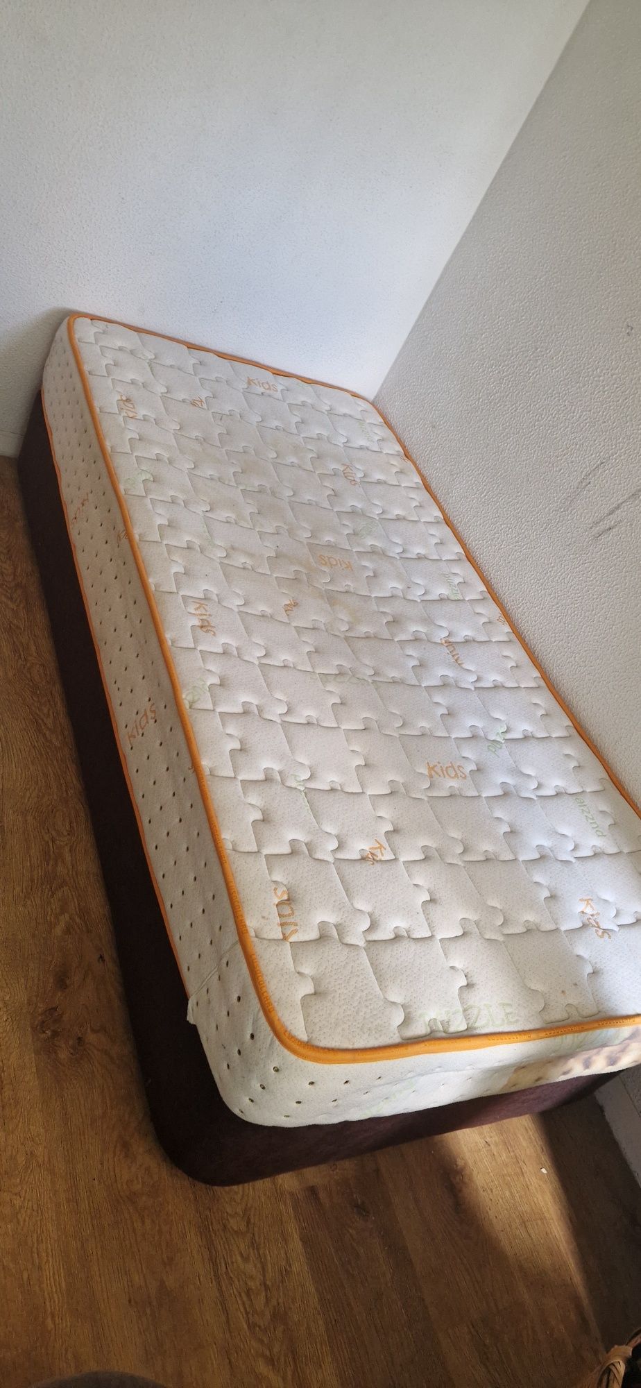 Cama somier de madeira com colchão (como novo)