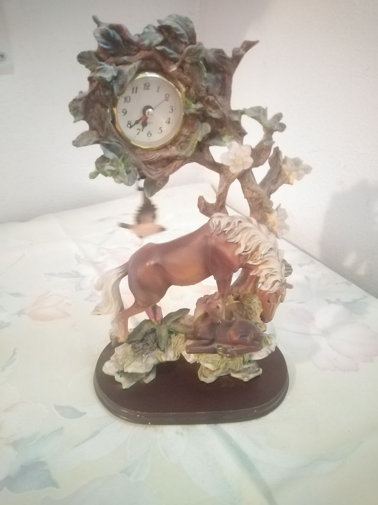 Pequeno relógio e decorativo vende se em bom estado