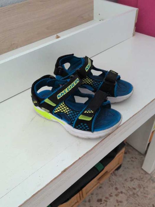 Sandálias Skechers 32