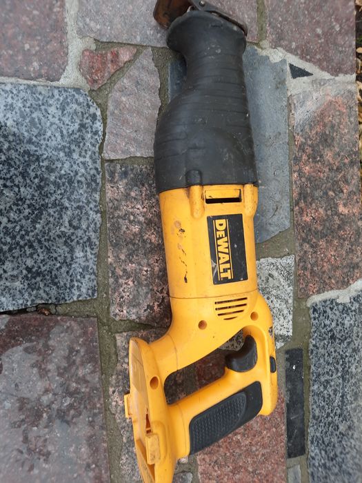 Шабельна акумуляторна пилка Dewalt