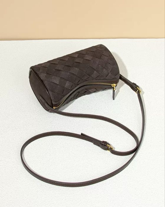 Жіноча сумка крос-боді з плетеної екозамші в шоколадному кольорі