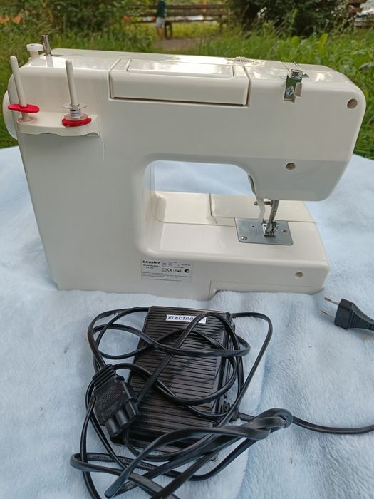 Швейна машина Leader