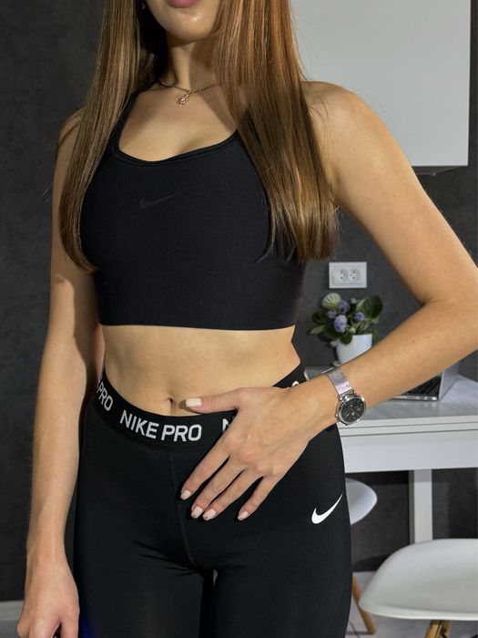 Чорний жіночий топ Nike спортивний бюстгальтер