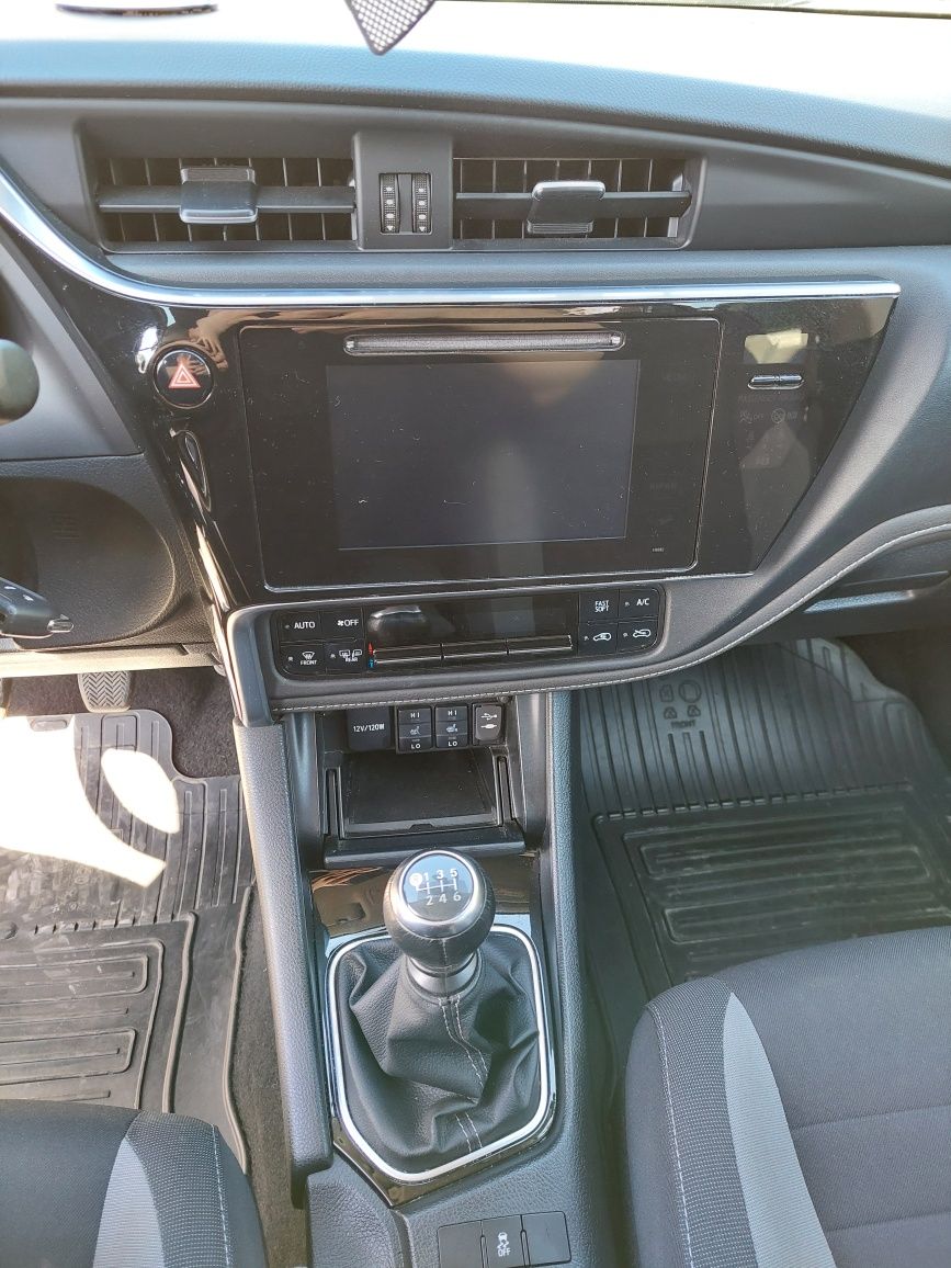 Toyota Auris 1.6 2017r uszkodzona