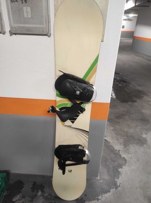 Duas Pranchas de snowboard neve