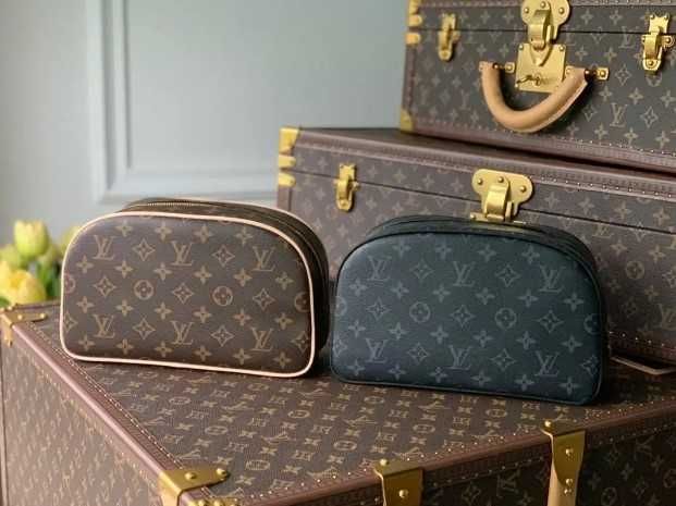 Косметичка из канвы Monogram Louis Vuitton 25