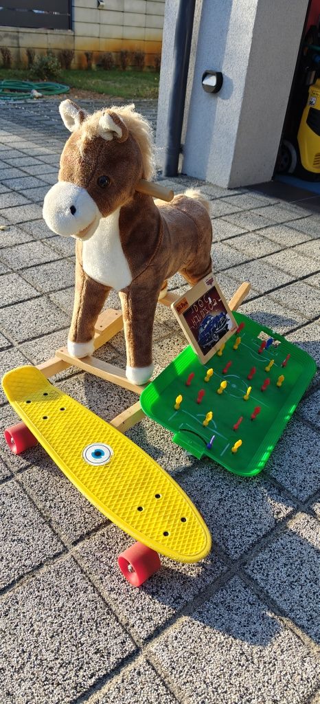 KONIK NA BIEGUNACH + piłkarzyki+ deskorolka+ puzzle drewniane AUTA !