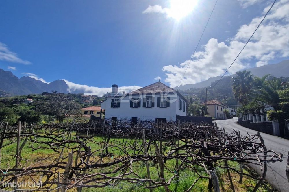 Moradia T4 Estilo Madeirense com Terreno em São Vicente