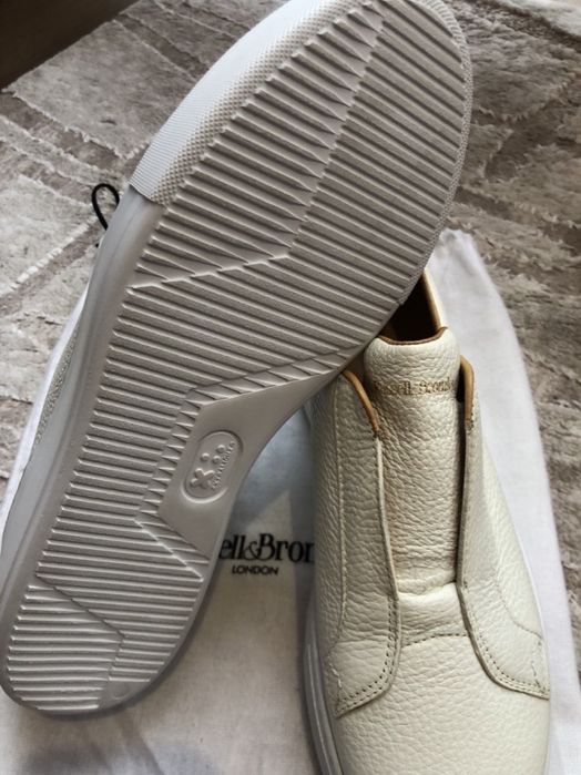 Нові жіночі кросівки Russell&Bromley