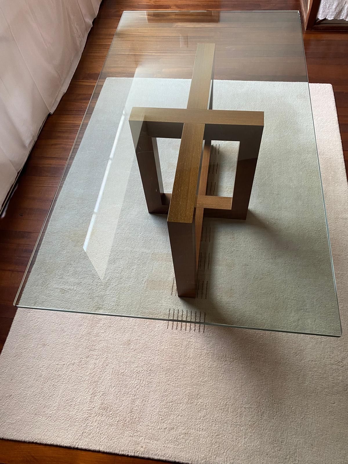Mesa de jantar com tampo de vidro e pé em madeira venguê.