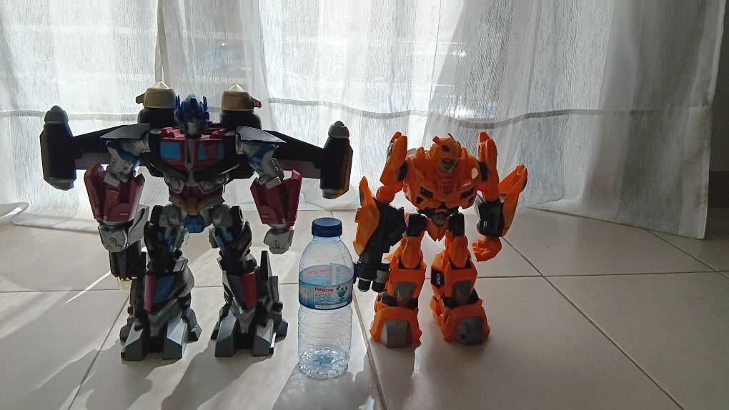 Dois bonecos robôs transformers