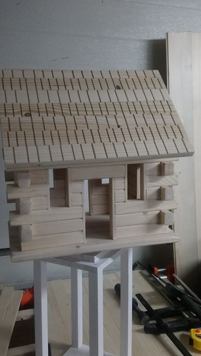 Karmnik, ozdoba do ogrodu