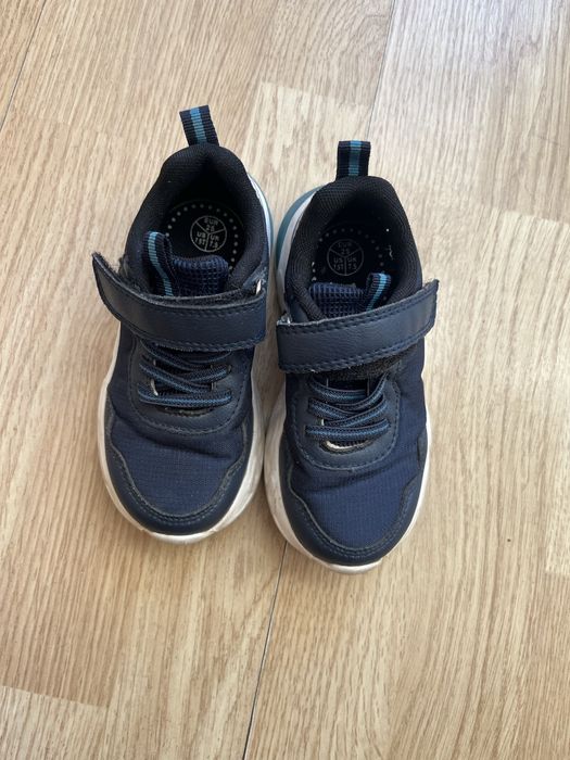 Buty chlopiece ze świecącą podwszwą