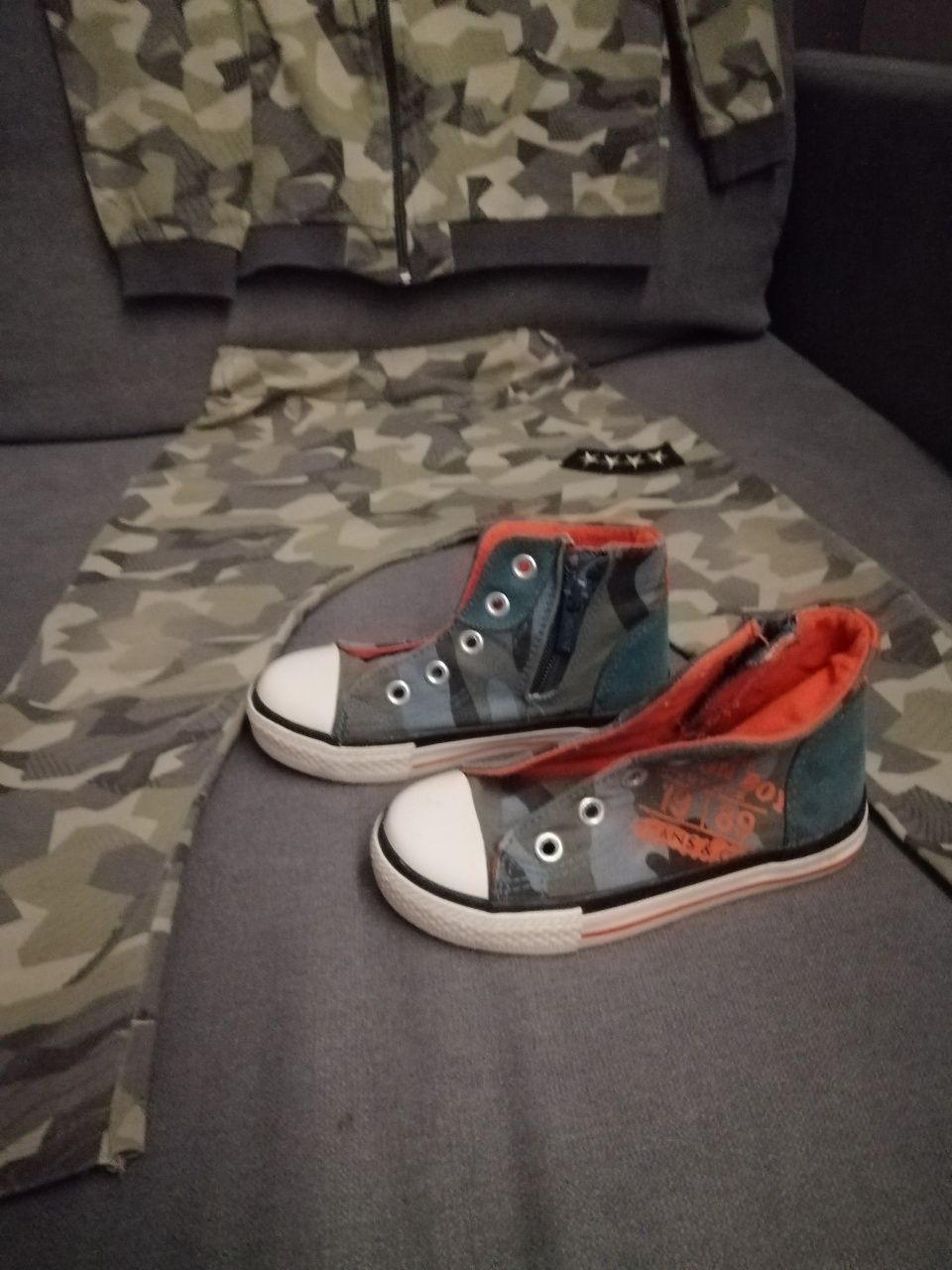 Dziecięcy dres moro r. 122 i trampki moro r.26