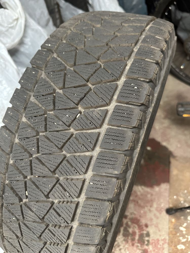 Зимняя резина Bridgeston 215/65 r16 зимова гума