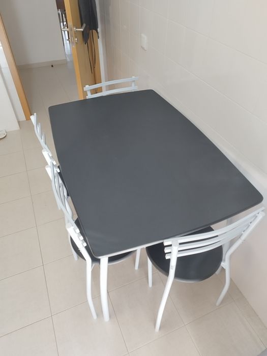 Mesa de cozinha + 4 cadeiras