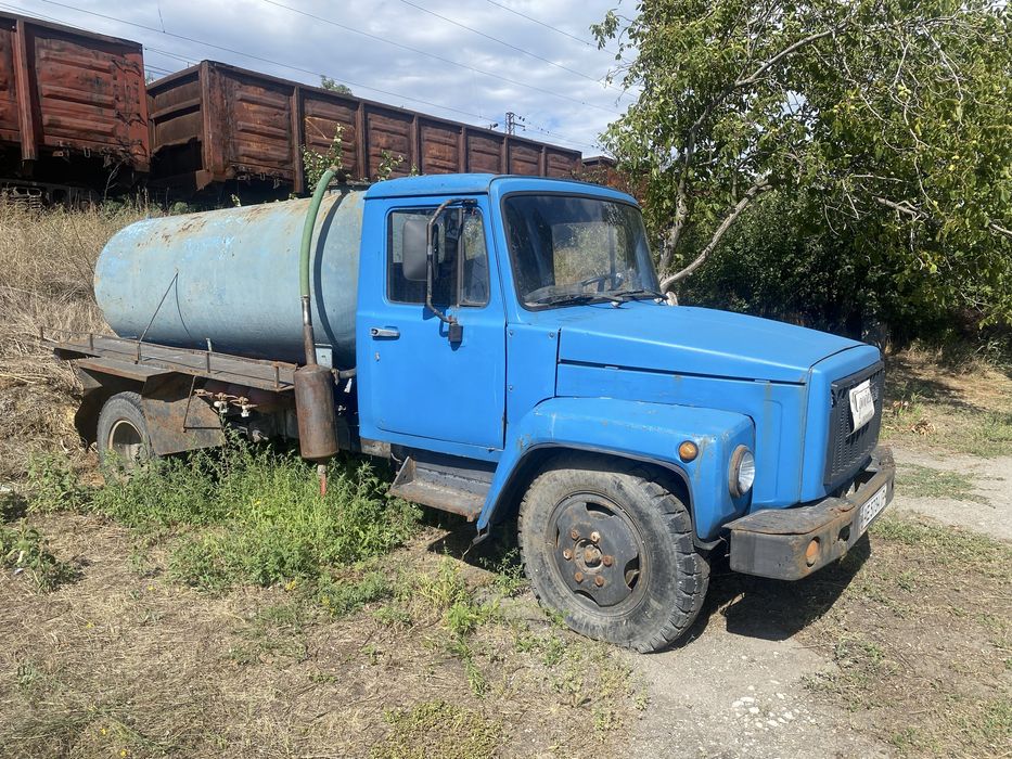 Газон Ілосос на ходу з документами