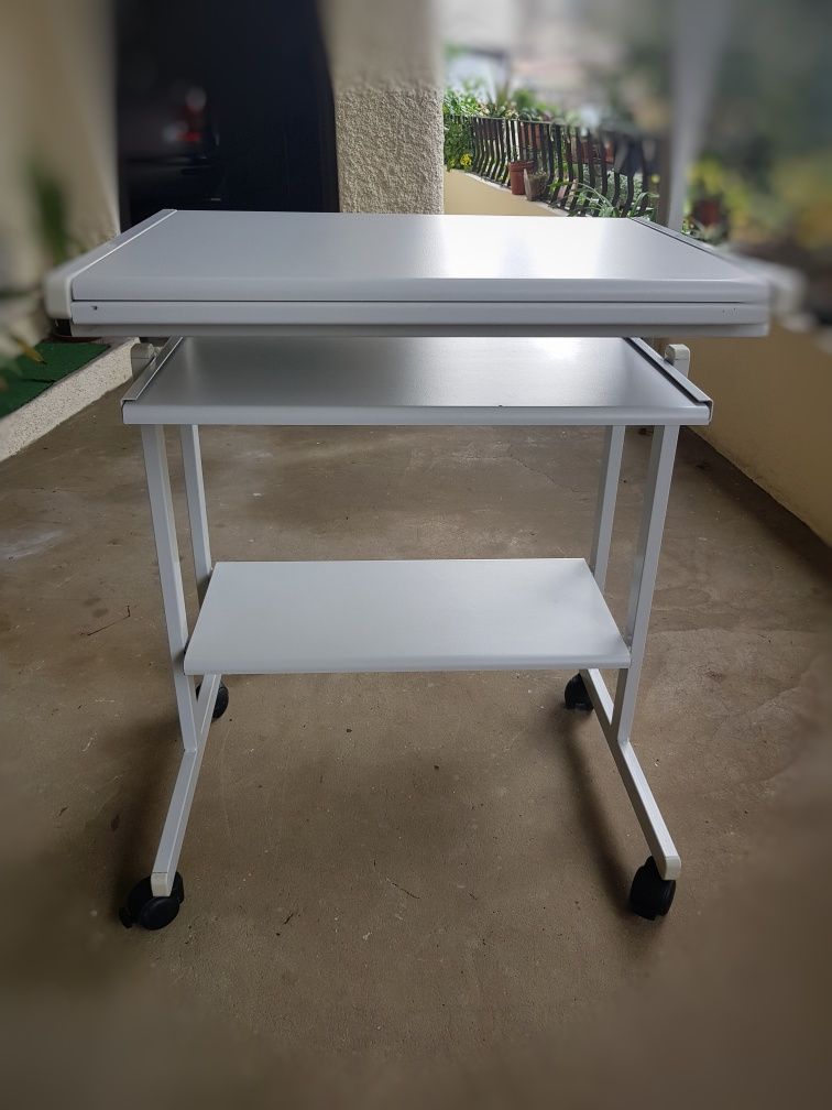 Secretária de PC com prateleiras