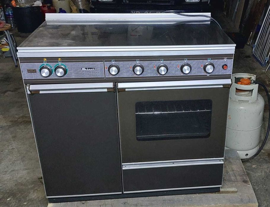 Fogão com 4 queimadores e forno a gás e duas placas eletrica
