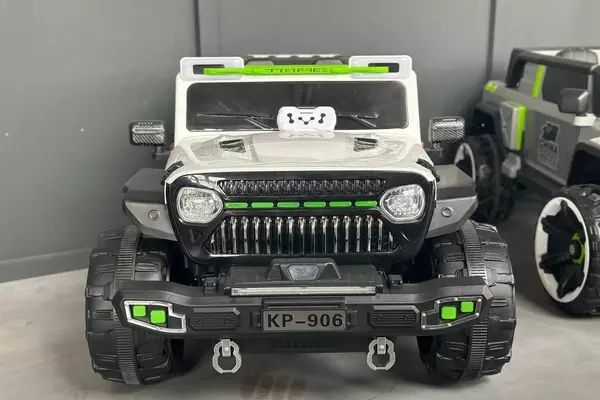 Дитячий електромобіль