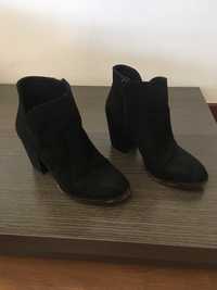 Botas em camurça - Bershka - tamanho 35