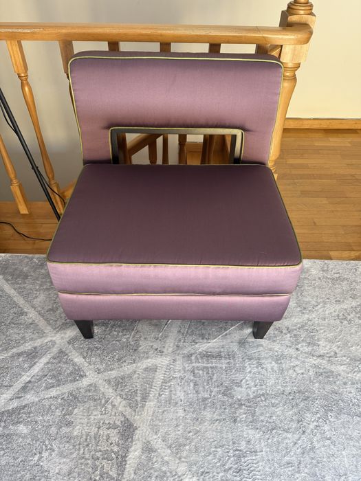 Duas poltronas como novas, o tecido parece cetim. Têm um design difere