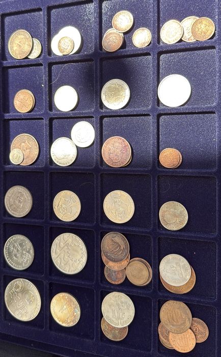 Conjunto de moedas e notas antigas