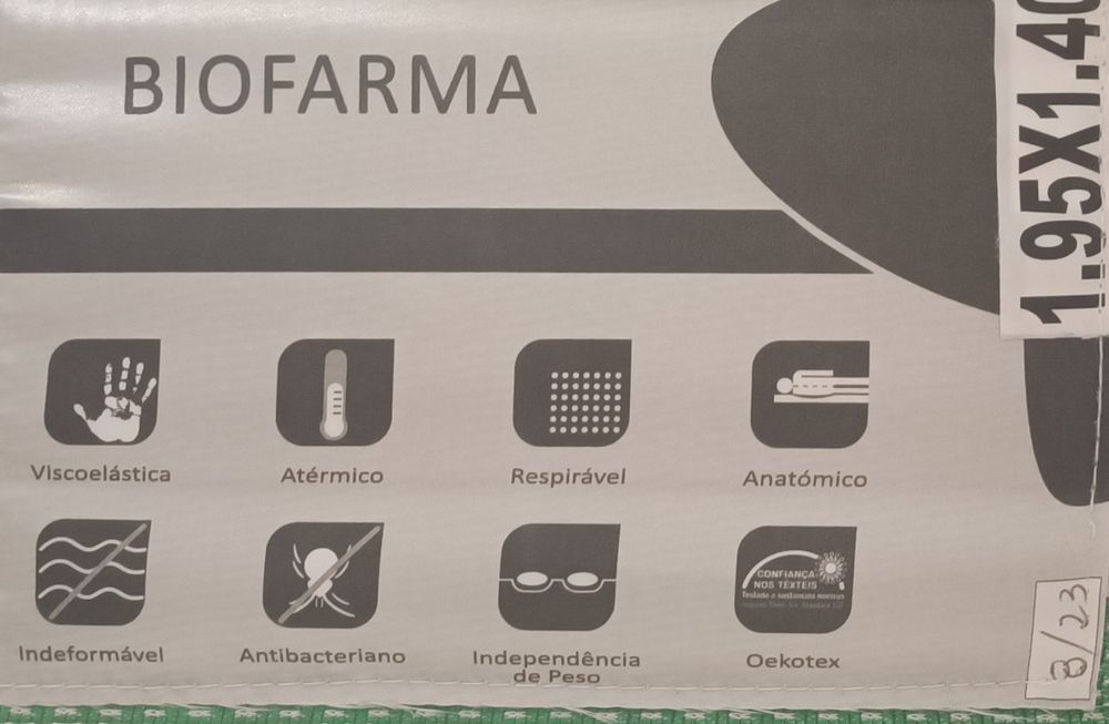 Cama  de casal em madeira com estrado e col