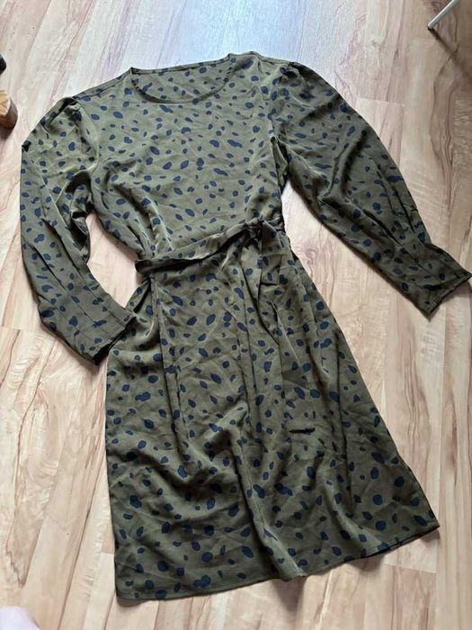 Sukienka w panterkę z szerokimi rękawami Butik