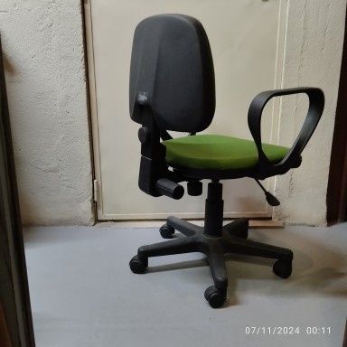 Cadeira secretária nova