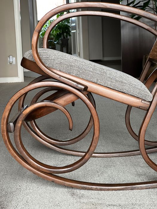 Cadeira de baloiço em madeira nobre