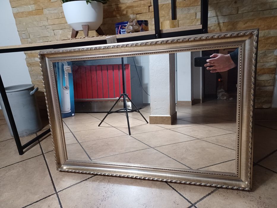 Eleganckie lustro w drewnianej rzeźbionej ramie