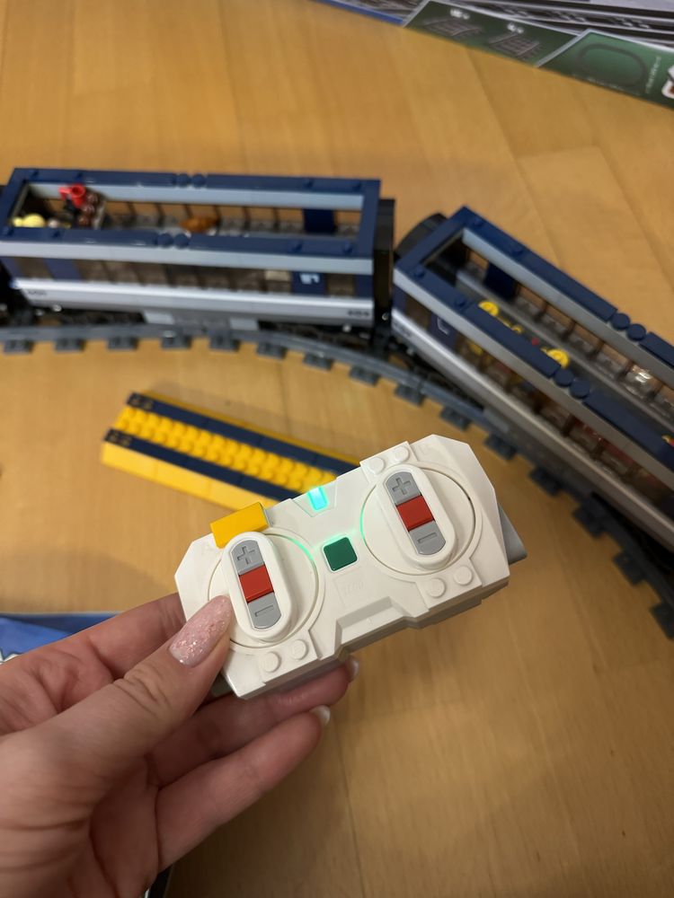 Конструктор Lego City Пассажирский поезд (60197) + железная дорога