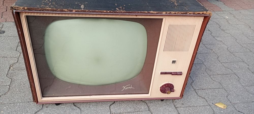 Zabytkowy telewizor WZT Koral z lat 60