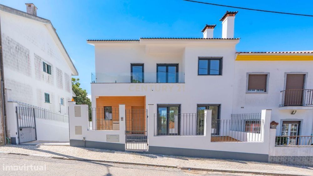 Moradia de Luxo Renovada na Amora com Piscina
