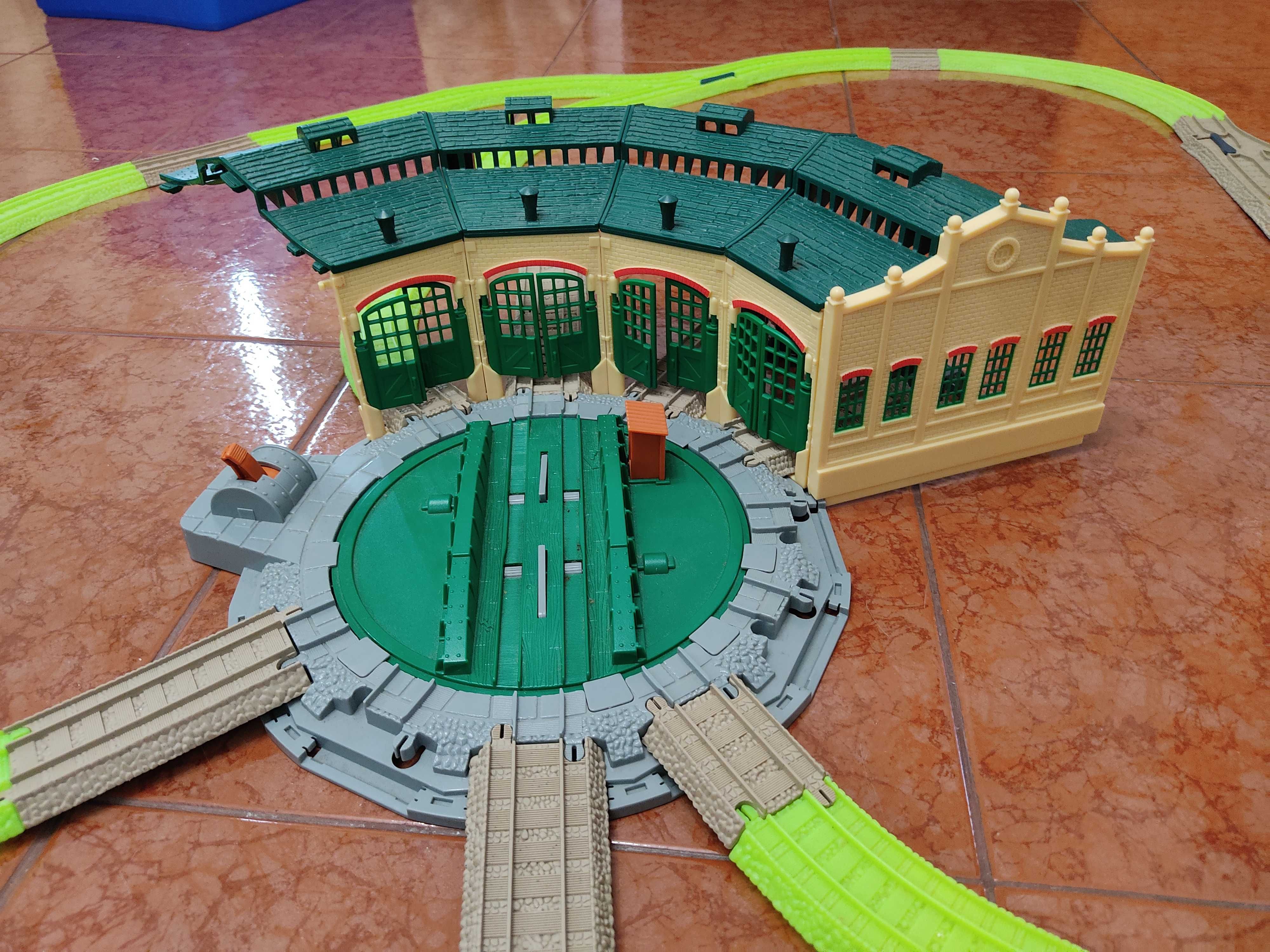 Thomas & Friends - conjunto ferrovia com 2 locomotivas e trilhos