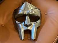 Máscara MF Doom metálica nova