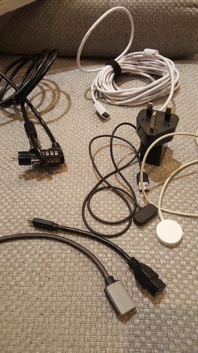 ручной фонарик и кабель зарядки