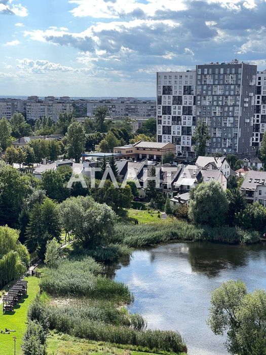 Продаж трикімнатної квартири з панорамним виглядом на озеро