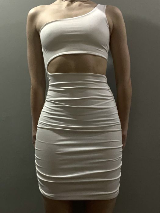 Біла сукня на одне плече з вирізом