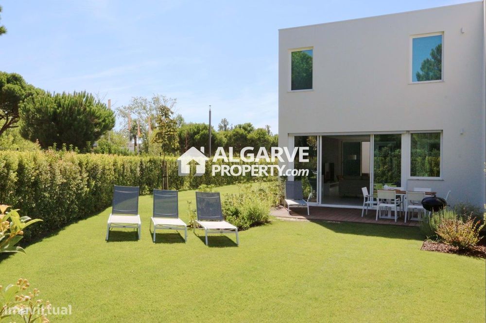 Moderna moradia V3 num luxuoso condominio fechado junto Marina de Vila