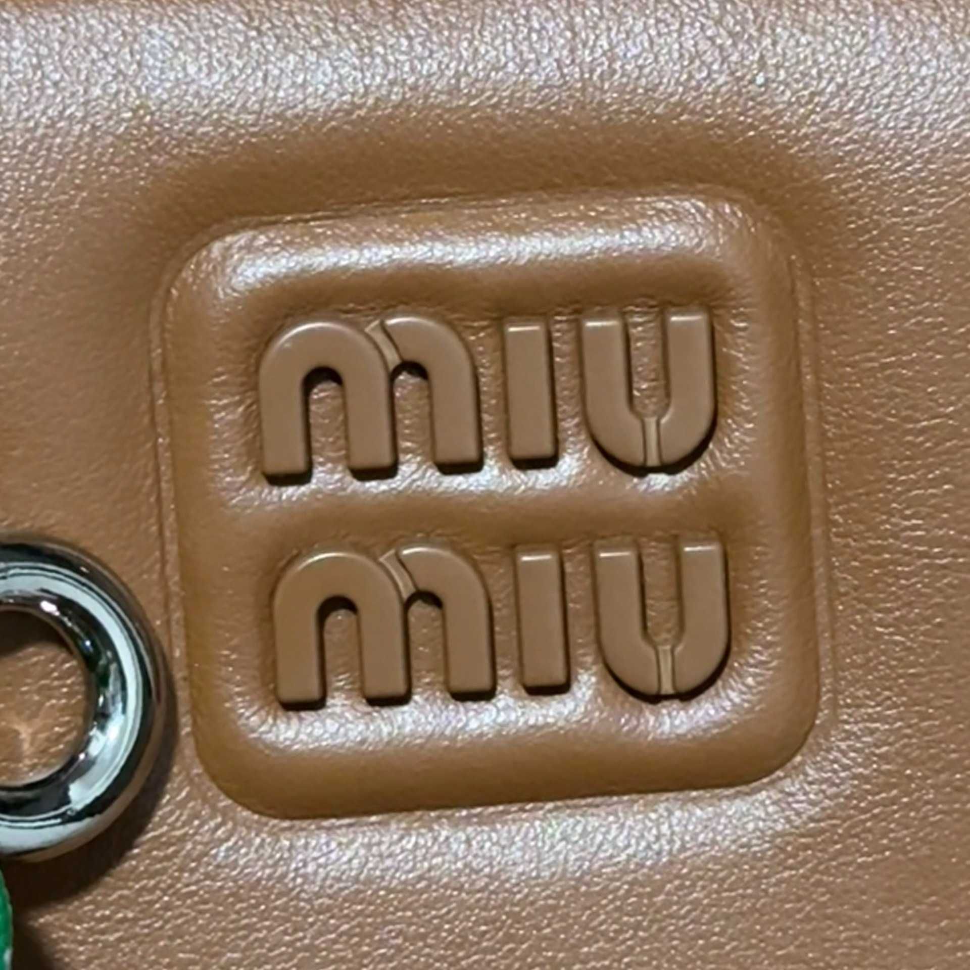 Torba Miu Miu w brązowym odcieniu – modny akcent na co dzień