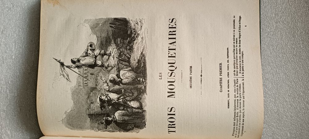 Livro antigo os três mosqueteiros