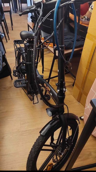 Bicicleta eléctrica com pouco uso.