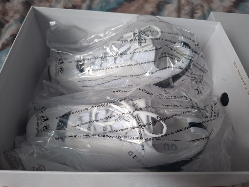 Продам кроссовки  Guess
