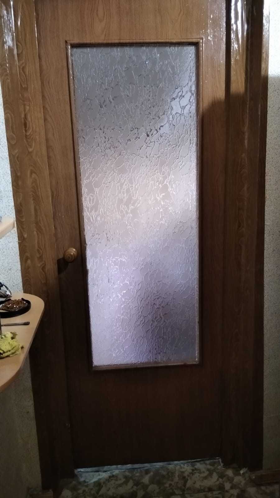 Дверь межкомнатная со стеклом б/у 70 см